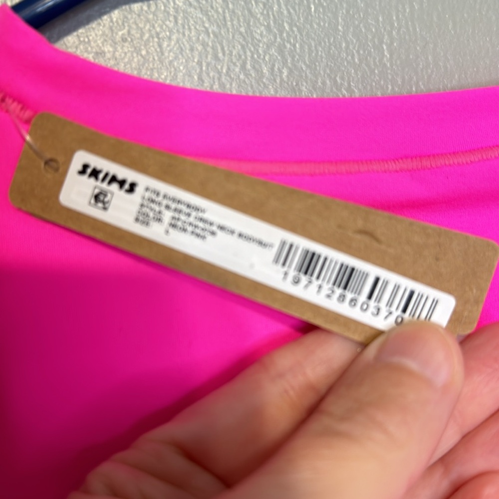 Fits everybody long sleeve crewneck bodysuit by skins neon pink is the color - Picture 4 of 4